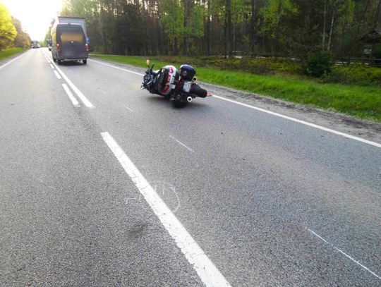 Poranny wypadek na DK20: Motocyklista w szpitalu po zderzeniu z busem