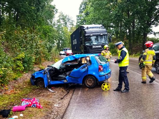 Poważny wypadek w Dziemianach - zderzenie ciężarówki z osobówką