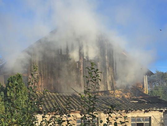 Pożar stodoły w Zieleninie: akcja kilku jednostek straży pożarnej