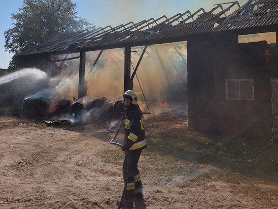 Pożar w Szponie: Straty sięgają 800 tysięcy złotych, strażak poszkodowany