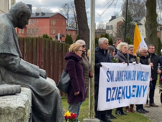 Setki osób na marszu w obronie papieża