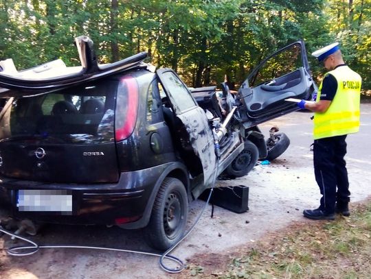 Tragiczny wypadek w Rotembarku: 18-latek zginął po zderzeniu z drzewem