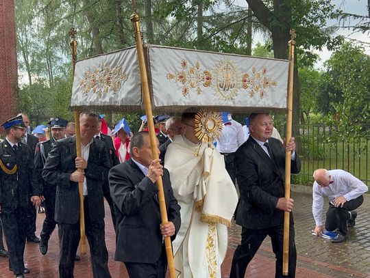 Tysiące wiernych na procesji Bożego Ciała