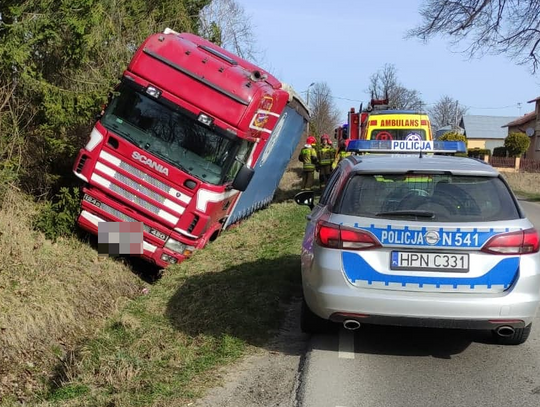 Wjechał tirem do rowu