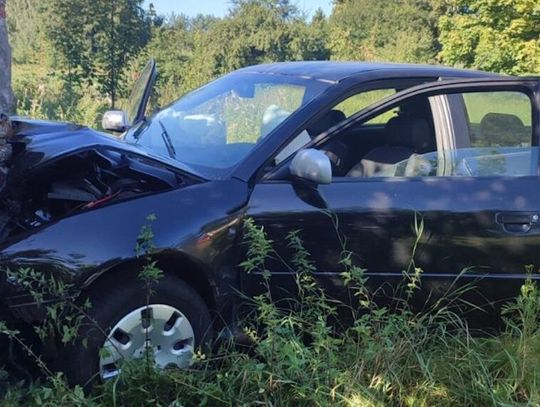 Wypadek w Grabowie Kościerskim: Samochód osobowy wjechał w pustostan, kierowca poszukiwany