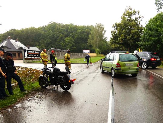 Wypadek w Nowej Karczmie: Samochód zderzył się z motocyklem, ranny motocyklista w szpitalu