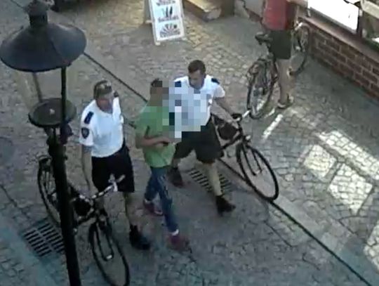 Złodziej złapany przez rowerowy patrol straży miejskiej. Zobacz nagranie monitoringu