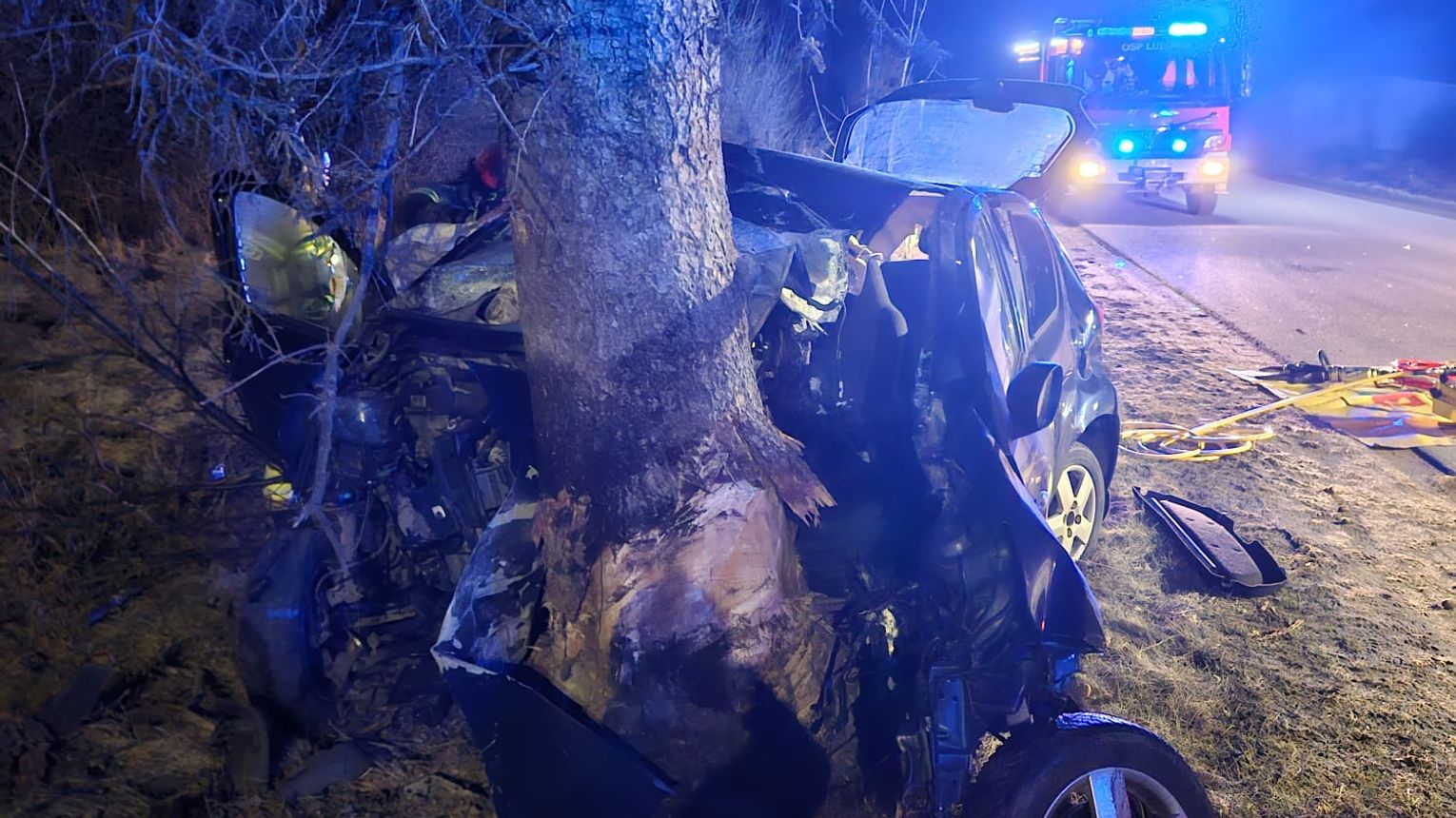 Śmiertelny wypadek w powiecie kościerskim – 18-latek zginął po uderzeniu w drzewo