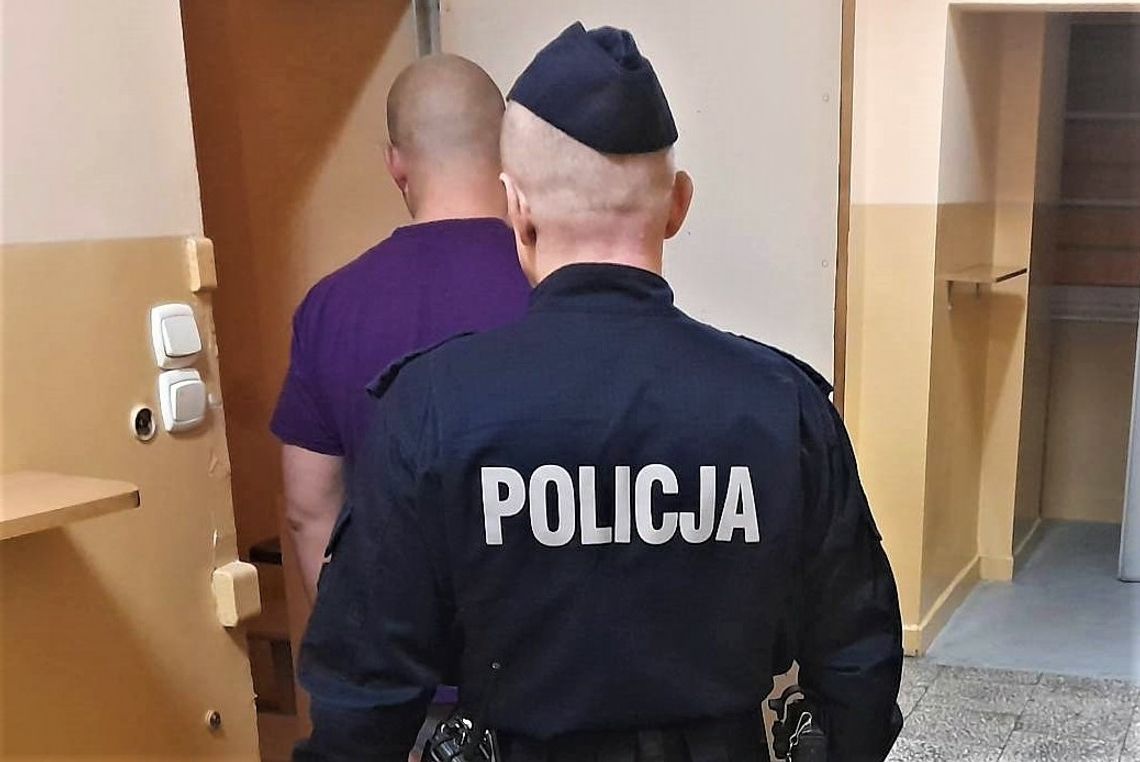 1800 porcji narkotyków oraz nielegalną broń znaleźli u 36-letniego mężczyzny policjanci z Kościerzyny