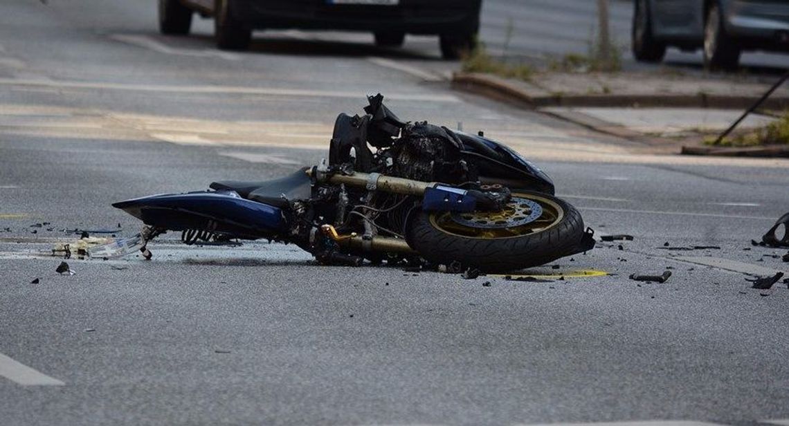 41-latek stracił panowanie nad motocyklem i uderzył w drzewo