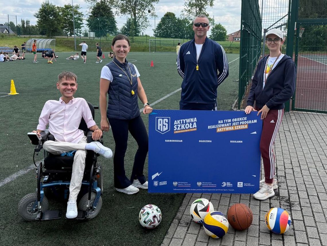 Aktywna Szkoła w Dziemanach - 3 animatorów prowadzi zajęcia na boisku i w sali gimnastycznej