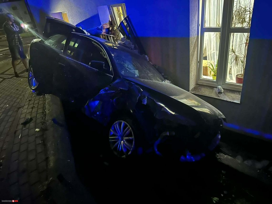 Audi przejechało przez wysepkę i uderzyło w budynek. Ranna 19-letnia pasażerka Audi przejechało przez wysepkę i uderzyło w budynek. Ranna 19-letnia pasażerka