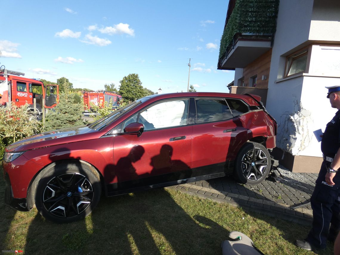 Auto uderzyło tyłem w budynek w Niedamowie. Ranni kierowca i dwaj mali chłopcy Auto uderzyło tyłem w budynek w Niedamowie. Ranni kierowca i dwaj mali chłopcy