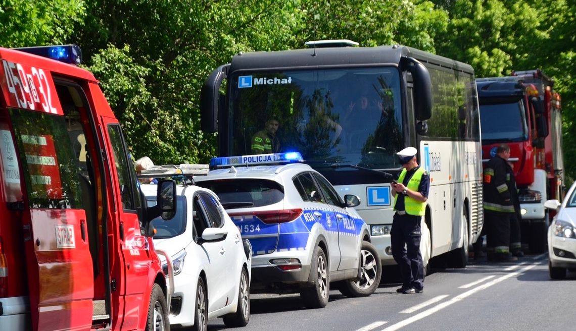 Autobus najechał na osobówkę