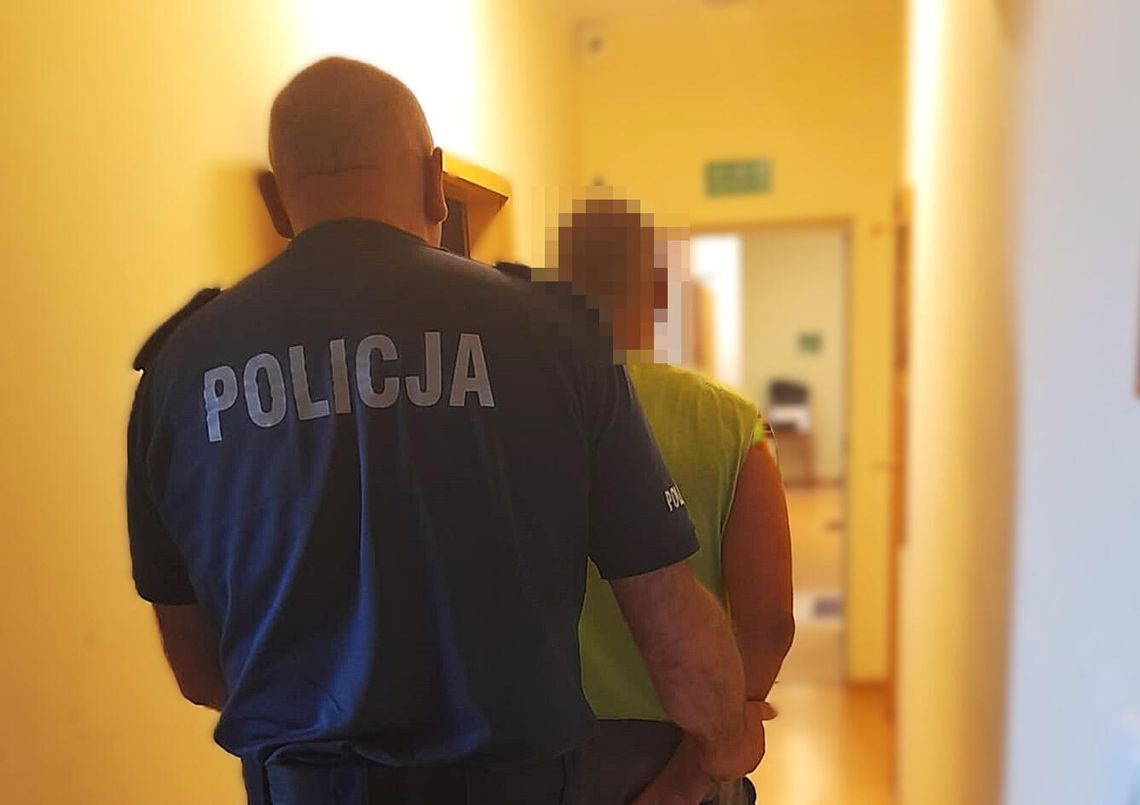 Awantura na ławce: dwóch pijanych znieważyło policjantów