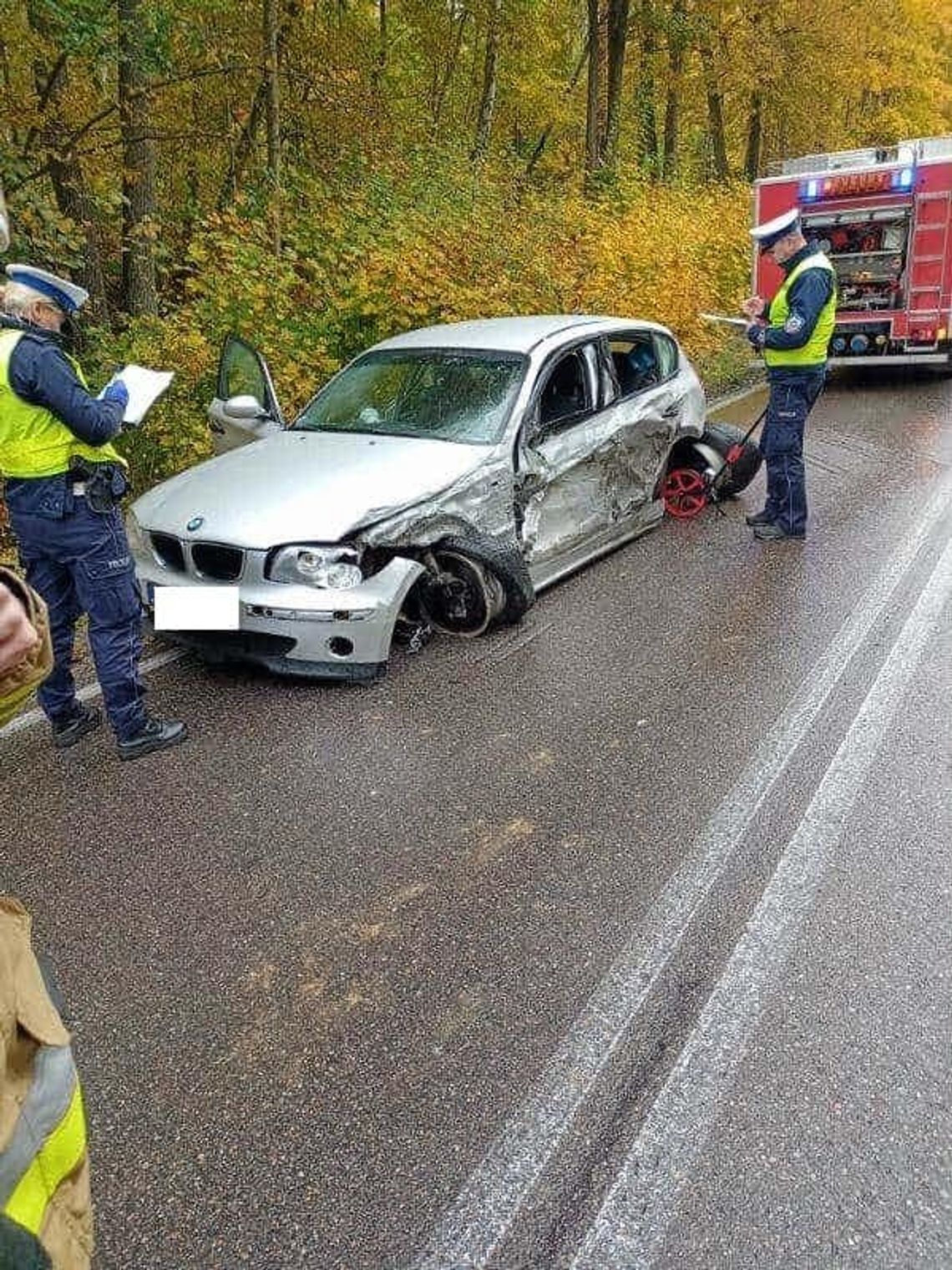 BMW zderzyło się z busem. Wypadek na DW235. Kierowca zatrzymany