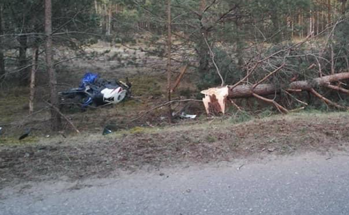 Borsk. Motocyklista uderzył w drzewo i poniósł śmierć na miejscu