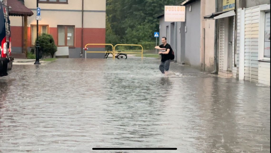 Burze, Silny Wiatr i Ulewny Deszcz: Alert RCB na 12 i 13 Lipca