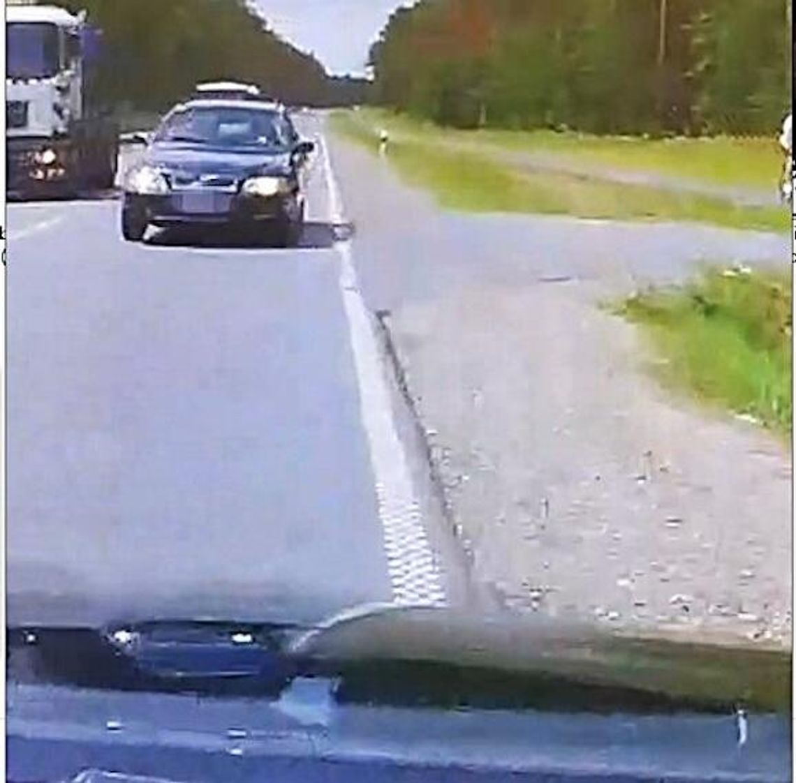 Chwile grozy na DK20. Kierowca Volvo niemal spowodował czołówkę Chwile grozy na DK20. Kierowca Volvo niemal spowodował czołówkę