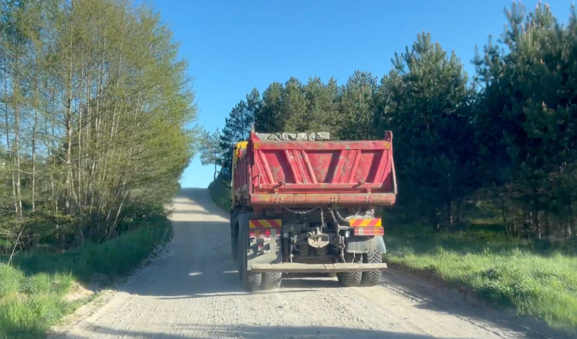 Ciężarówki ignorują zakazy wjazdu – policja z Kościerzyny wlepia mandaty i apeluje o rozwagę