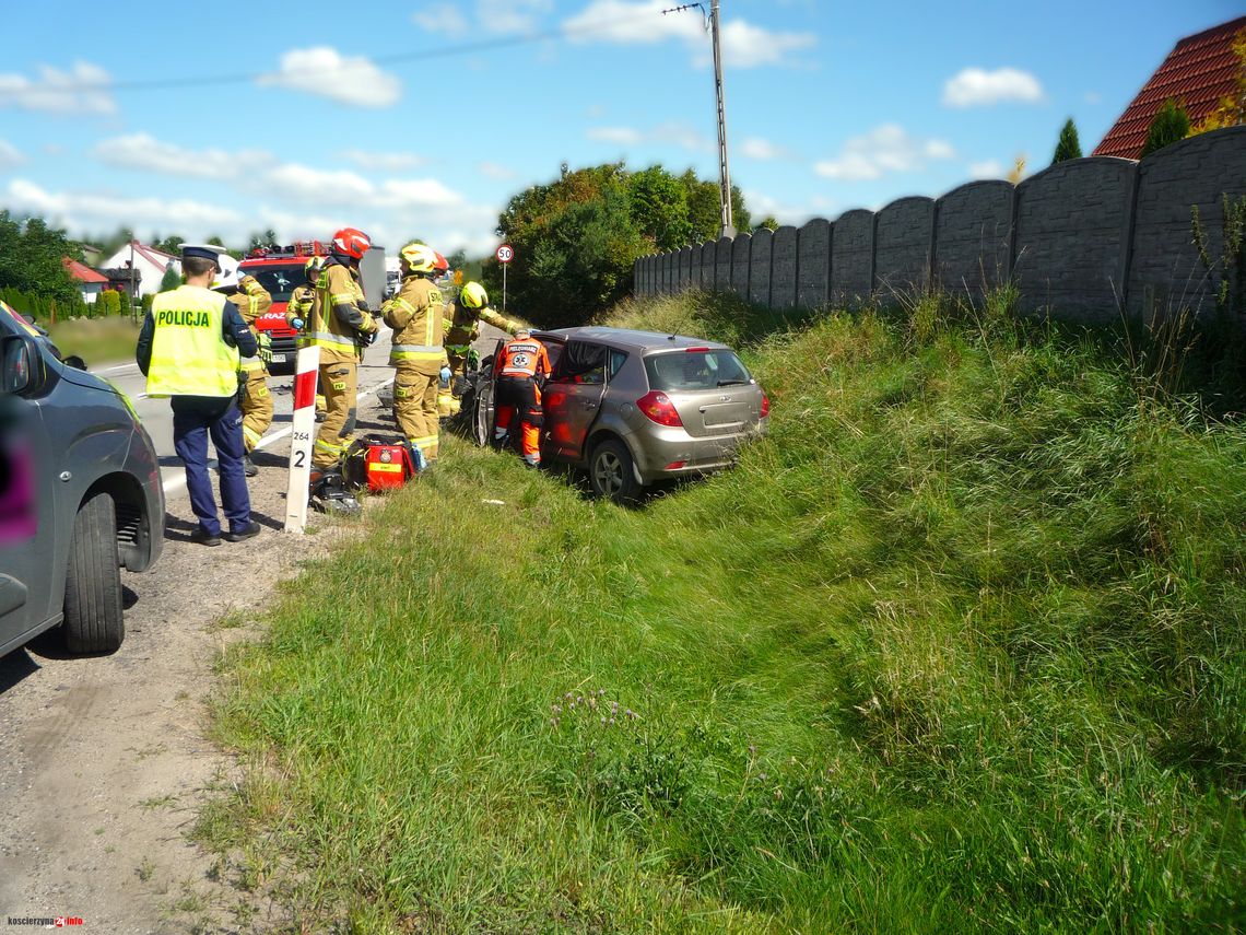 Czołowe zderzenie na DK20 w Kościerskiej Hucie. 27-letnia kierująca w szpitalu Czołowe zderzenie na DK20 w Kościerskiej Hucie. 27-letnia kierująca w szpitalu