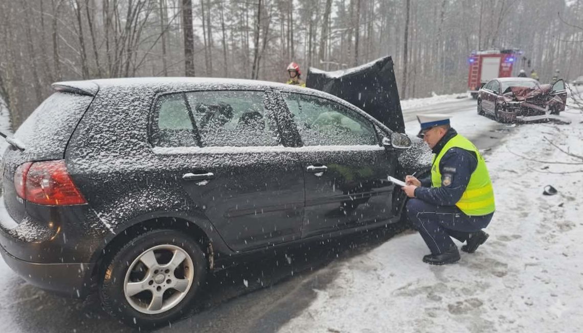 Czołowe zderzenie pod Kościerzyną. Dwie kobiety w szpitalu