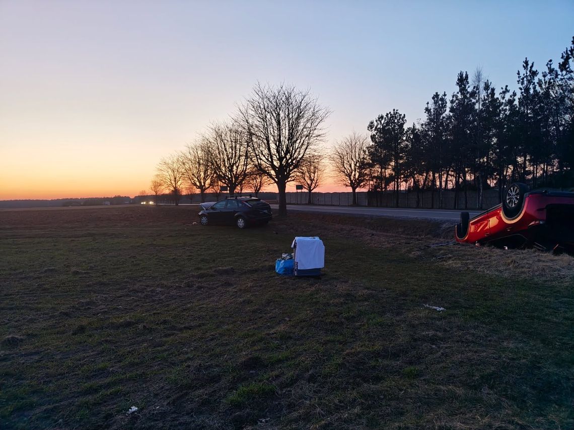 Dachowanie na DK 20: Warszawiak zignorował zakaz wyprzedzania