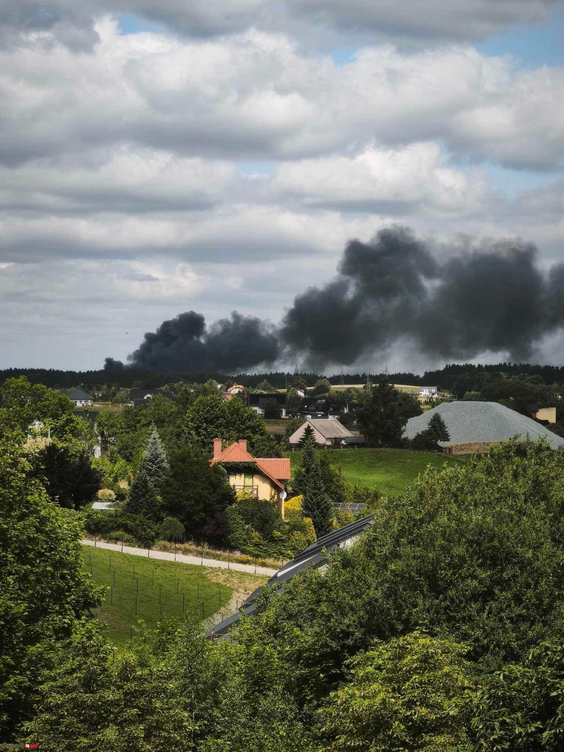 Dym nad Skorzewem. Akcja strażaków w zakładzie laminatu Dym nad Skorzewem. Akcja strażaków w zakładzie laminatu