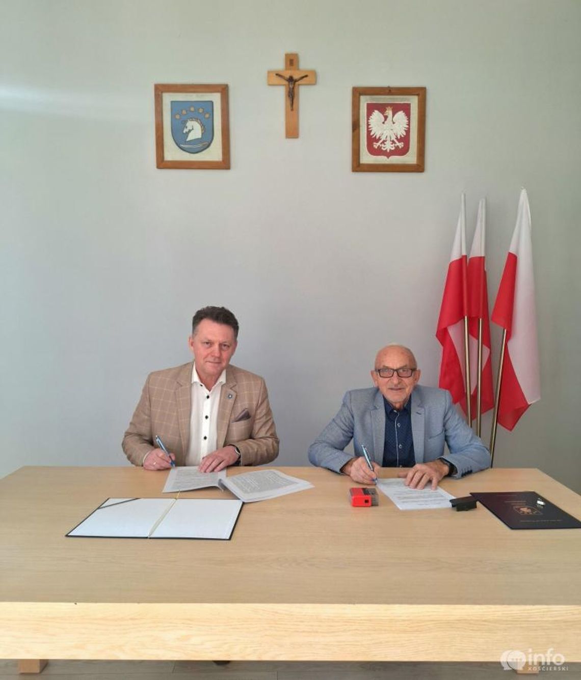 Wójt Piotr Laska podpisuje umowy na nowe inwestycje w gminie Dziemiany – modernizacja drogi i placu zabaw dla dzieci.