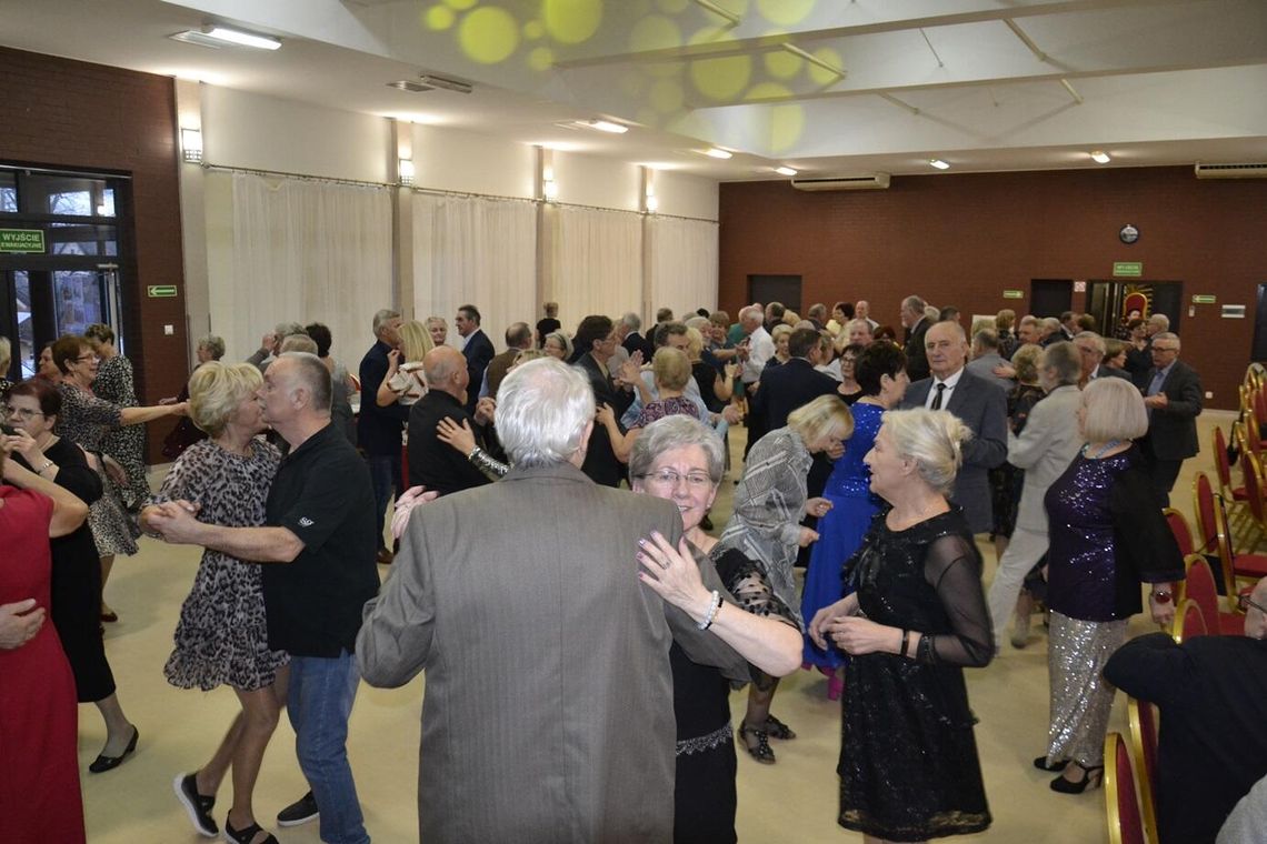 Dziemiany: Seniorzy na parkiecie! Fotorelacja z Balu Emeryta
