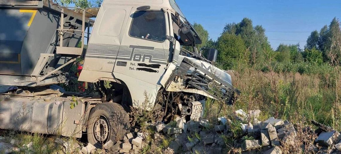 Groźne zdarzenie na drodze DK20: Ciężarówka rozbija się o drzewo