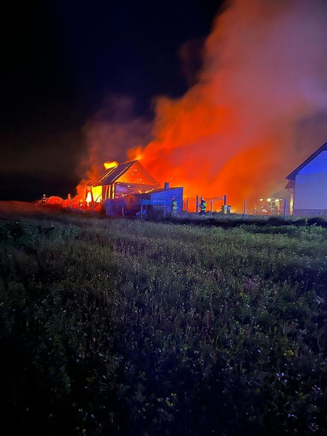 Groźny pożar w Zieleninie: Ogień zniszczył budynki