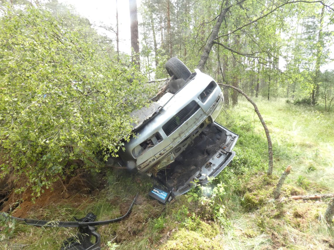 Groźny wypadek na DK20 koło Kościerzyny. Skoda dachowała, dwie osoby w szpitalu – policja apeluje o ostrożność