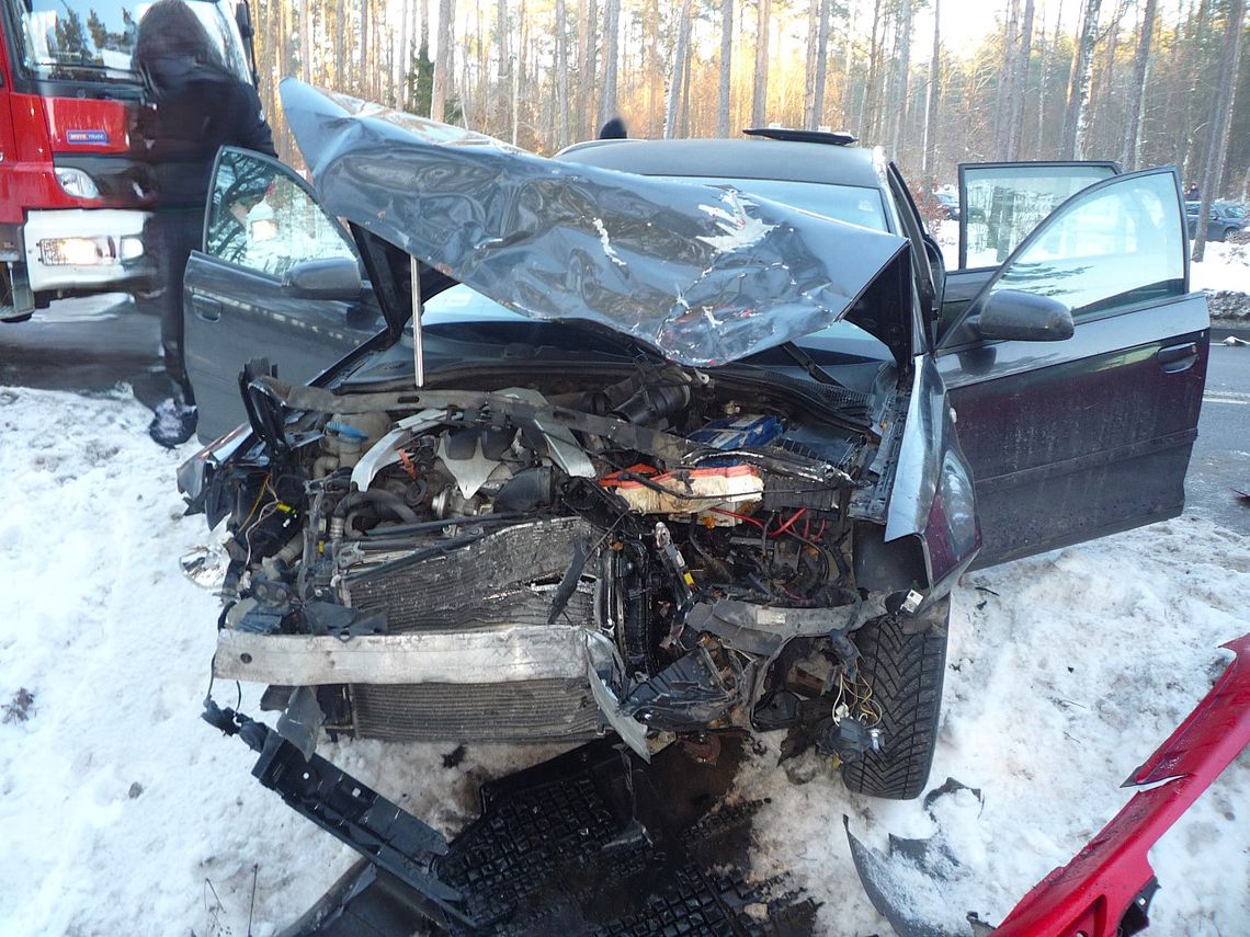 Groźny wypadek na DW 214. Dwie osoby w szpitalu