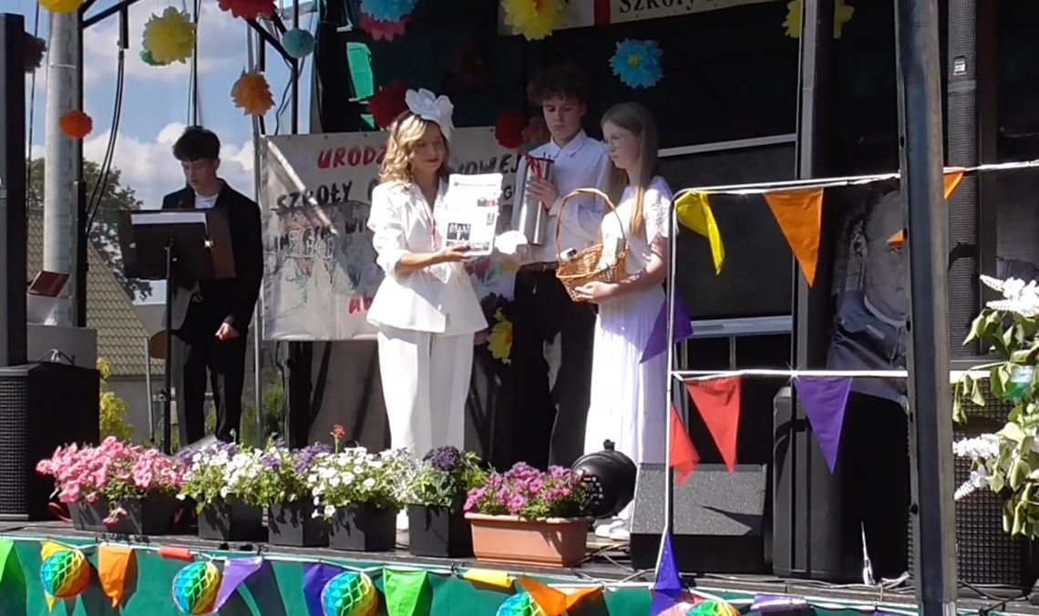 Jubileusz 210-lecia szkoły w Kornem. Kapsuła czasu spoczęła pod ziemią Jubileusz 210-lecia szkoły w Kornem. Kapsuła czasu spoczęła pod ziemią