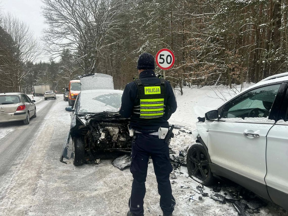 Karambol pod Skorzewem: Pięć aut rozbitych na DW214. Są ranni, w tym dziecko