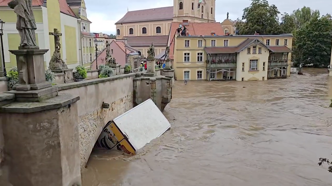 Katastrofalne powodzie pustoszą południe Polski - bezpośrednia relacja z miejsca kataklizmu