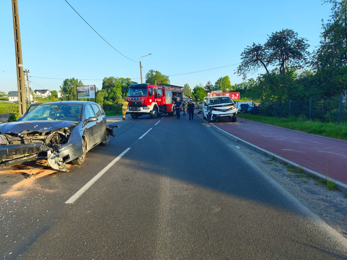 Kolizja trzech pojazdów na drodze wojewódzkiej 214 – dwie osoby w szpitalu