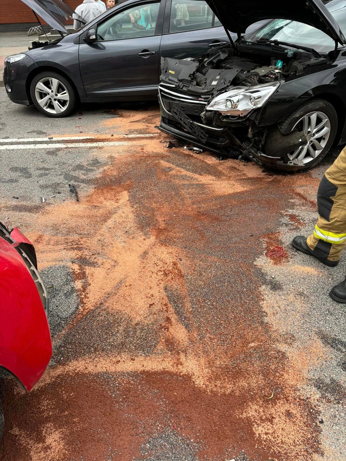 Kolizja trzech samochodów w Nowej Karczmie: Peugeot, Toyota i Renault