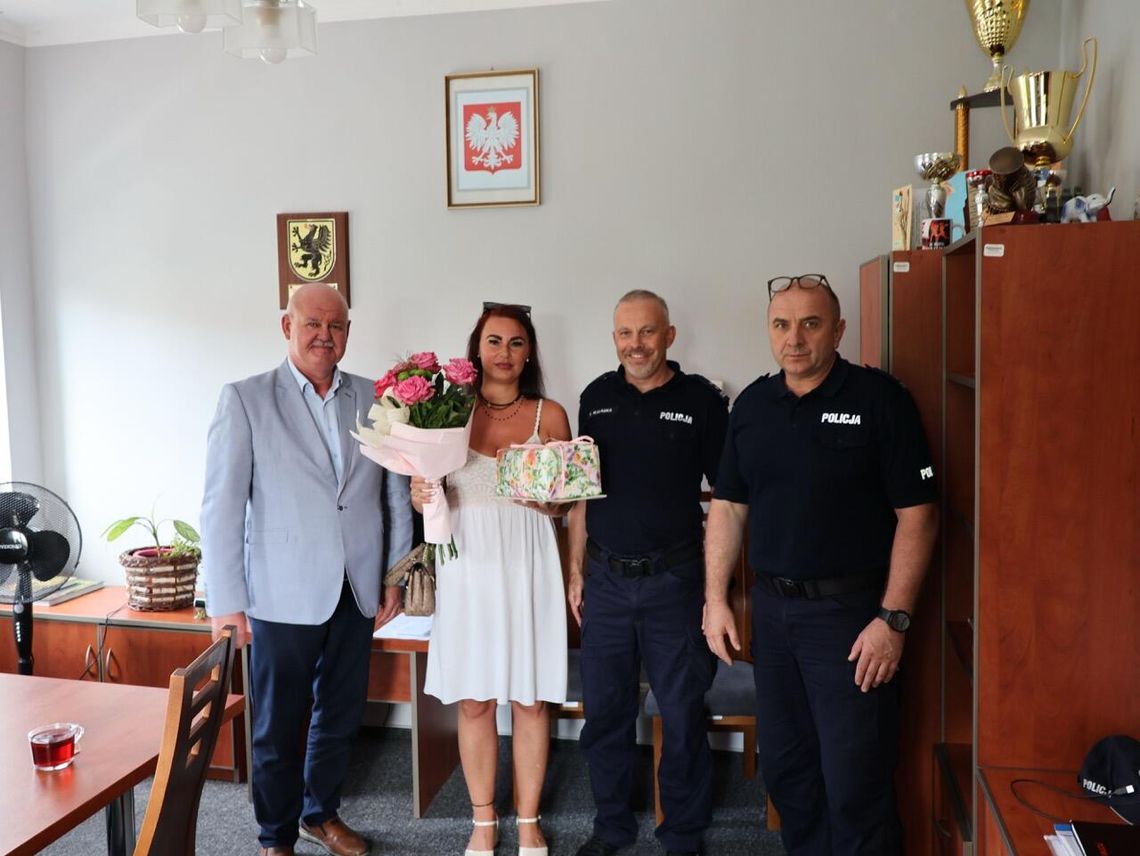 Komendant podziękował Katarzynie Kamińskiej za ujęcie złodzieja na rynku w Kościerzynie