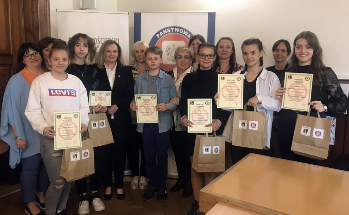 Konkurs pt. "E-papieros - niebezpieczny gadżet" - rozstrzygnięty Konkurs pt. "E-papieros - niebezpieczny gadżet" - rozstrzygnięty