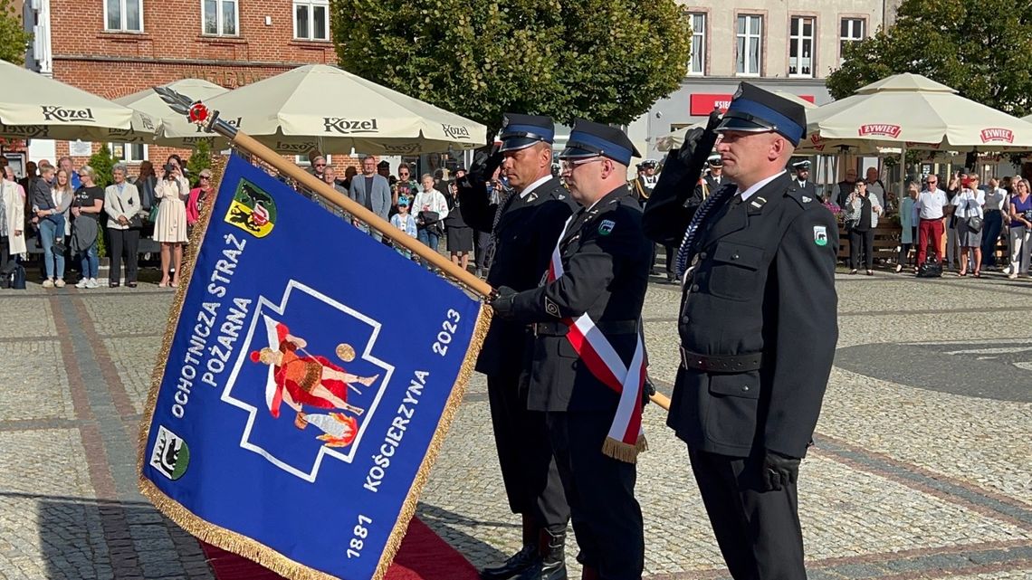 Kościerscy strażacy świętują: Nowe sztandary i wozy bojowe