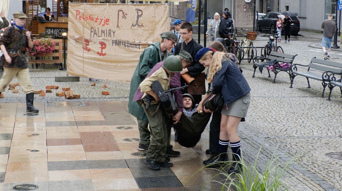 Kościerzyna Pamięta: Wyjątkowa inscenizacja i hołd dla Powstańców Warszawskich Kościerzyna Pamięta: Wyjątkowa inscenizacja i hołd dla Powstańców Warszawskich