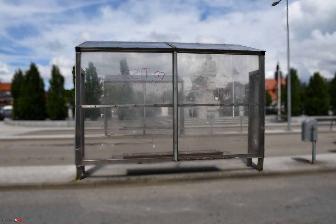 Kościerzyna: zarzut uszkodzenia mienia dla 19-latka, który niszczył przystanki Kościerzyna: zarzut uszkodzenia mienia dla 19-latka, który niszczył przystanki