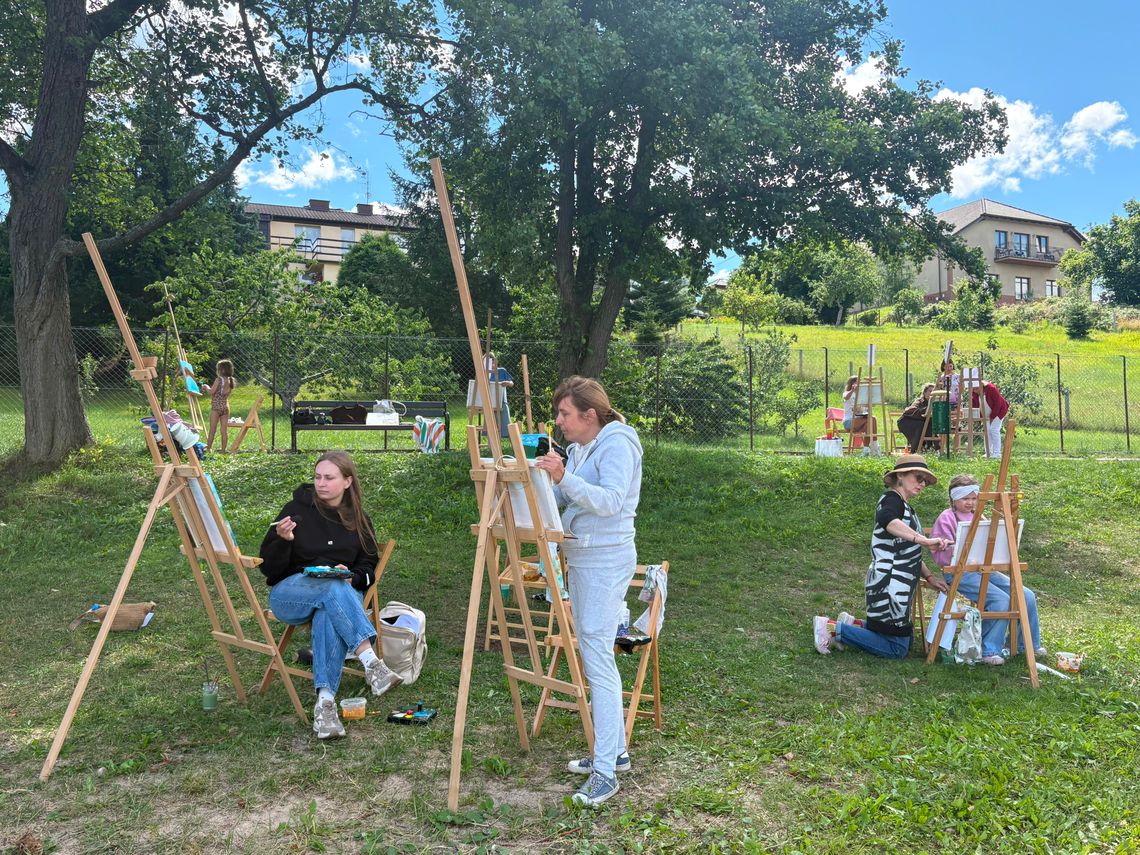 Malarski plener nad Jeziorem Rzuno. Uczestnicy uwiecznili na płótnach widok jeziora Malarski plener nad Jeziorem Rzuno. Uczestnicy uwiecznili na płótnach widok jeziora