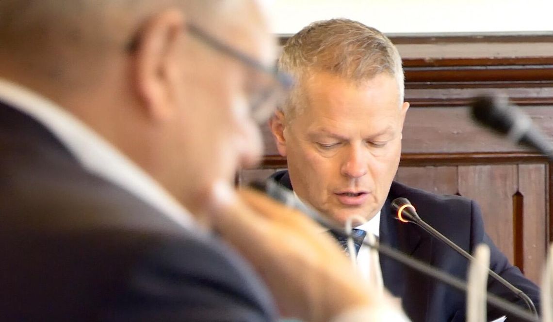 Marcin Modrzejewski zachowuje mandat radnego – komisja i prawnicy nie znaleźli podstaw do wygaśnięcia