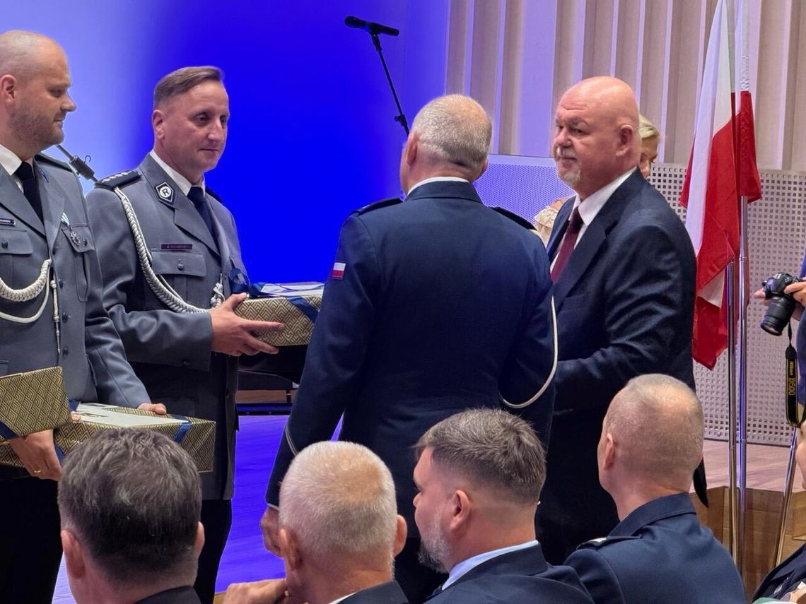 Medale, odznaki i awanse dla policjantów z Kościerzyny podczas dorocznego święta Medale, odznaki i awanse dla policjantów z Kościerzyny podczas dorocznego święta