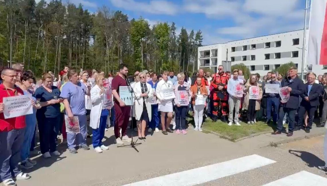 Medycy z Kościerzyny mówią “Stop przemocy” – protest przed szpitalem Medycy z Kościerzyny mówią “Stop przemocy” – protest przed szpitalem