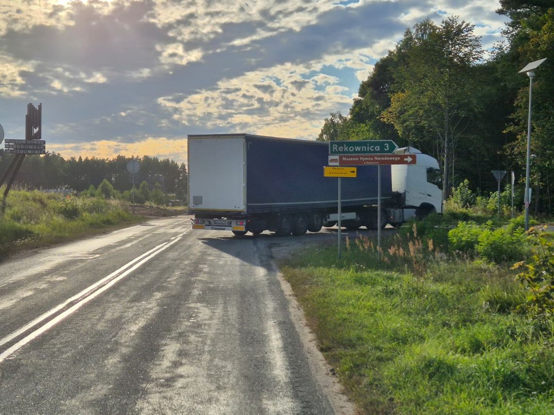 Mieszkańcy Będomina alarmują o niszczeniu lokalnych dróg przez ciężarówki Mieszkańcy Będomina alarmują o niszczeniu lokalnych dróg przez ciężarówki