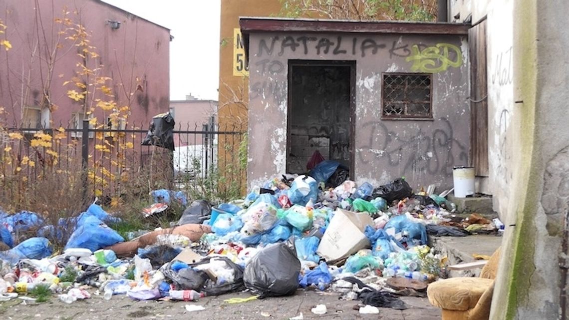 Mieszkańcy pytają. Czy zniknie "wysypisko śmieci" znajdujące się w centrum miasta?